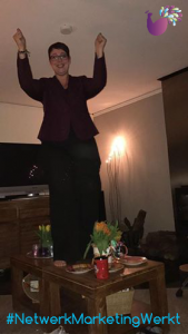 Ingrid danst op tafel na een geslaagde live start van de online training "van Ik naar Geld"